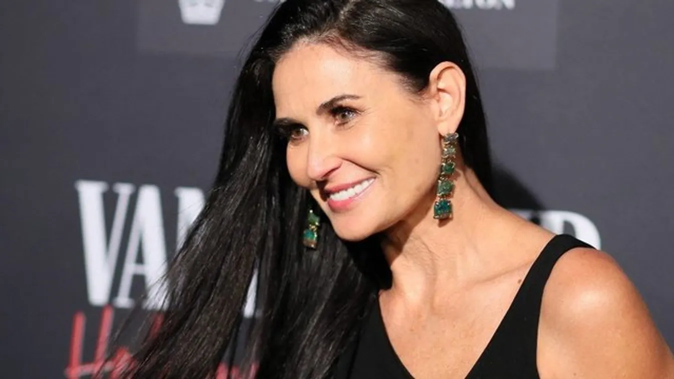 Hatalmas pénisszel fotózták le Demi Moore-t, a fejéhez is kapott a színésznő