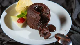 Itt a legtutibb csokis lávasüti receptje, csak 20 percig tart elkészíteni