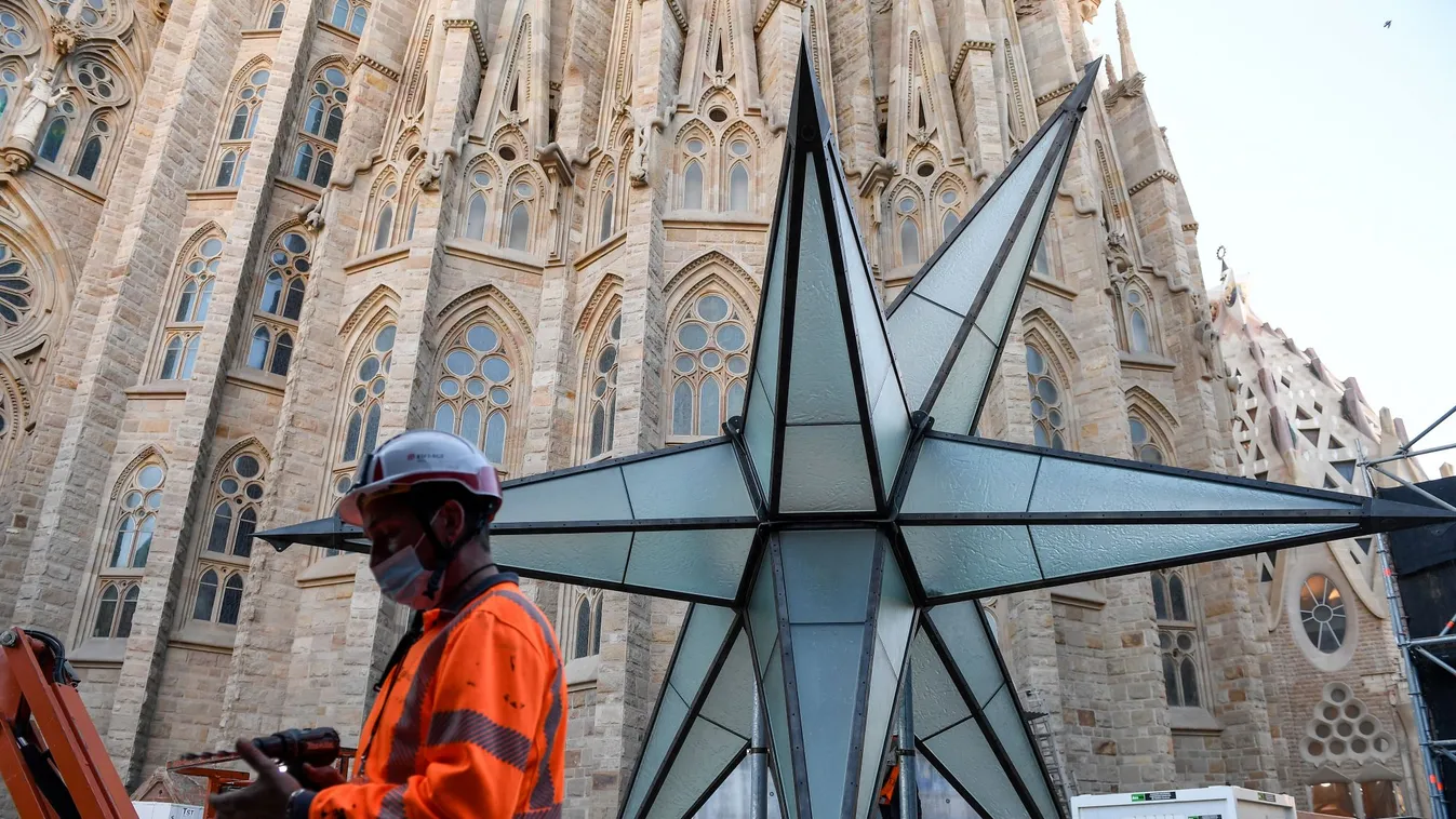 140 évvel építésének megkezdése után átadják a Sagrada Familia 9. tornyát
