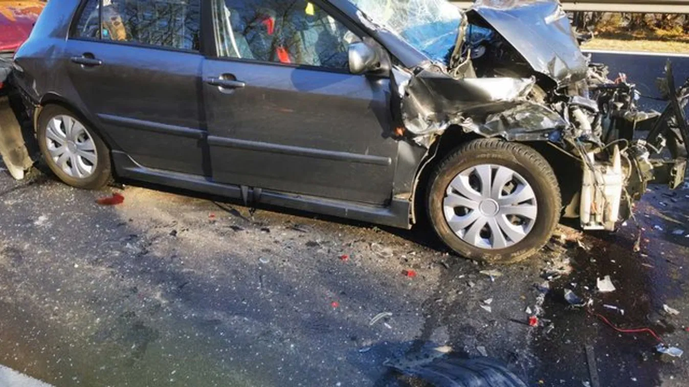 Durva fotókat kaptunk az M5-ön történt hármas karambolról
