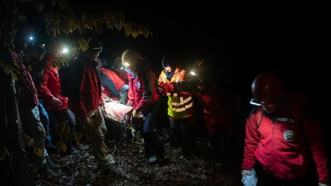 Dráma a Hármashatár-hegyen, nagy erőkkel riasztották a barlangi mentőket – fotók