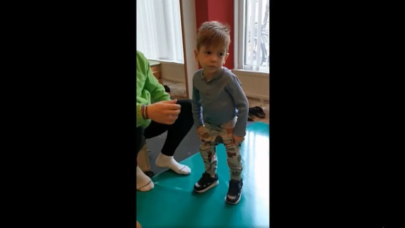 Nézze, milyen ügyesen lépked már segítség nélkül is az SMA-s Zente! – videó