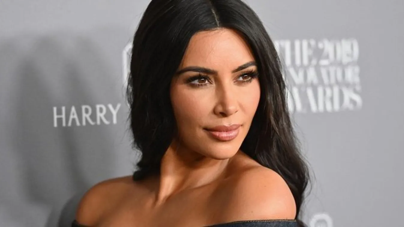Forró! Katonanőnek öltözve szexizett Kim Kardashian