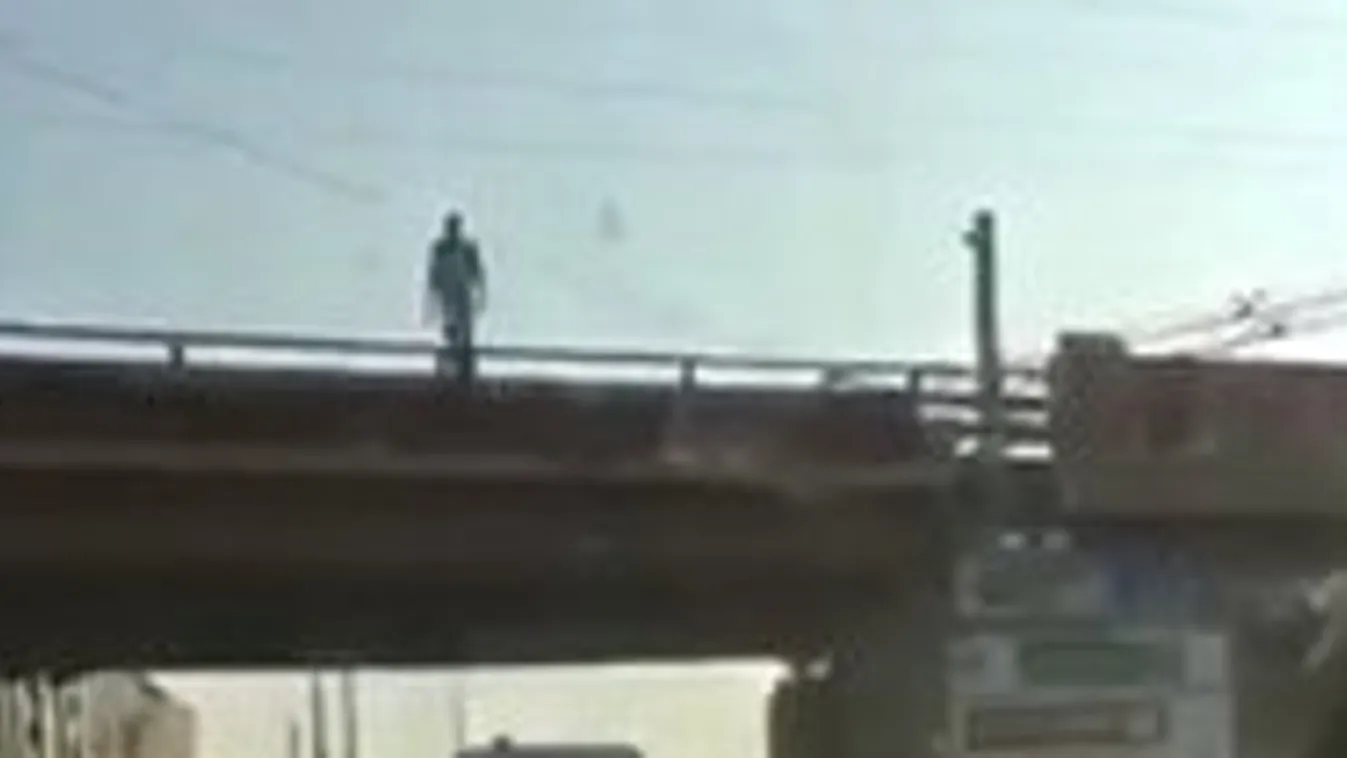 Így ugrott a rendőrökre a Pongrác úti felüljáróról egy férfi – videó
