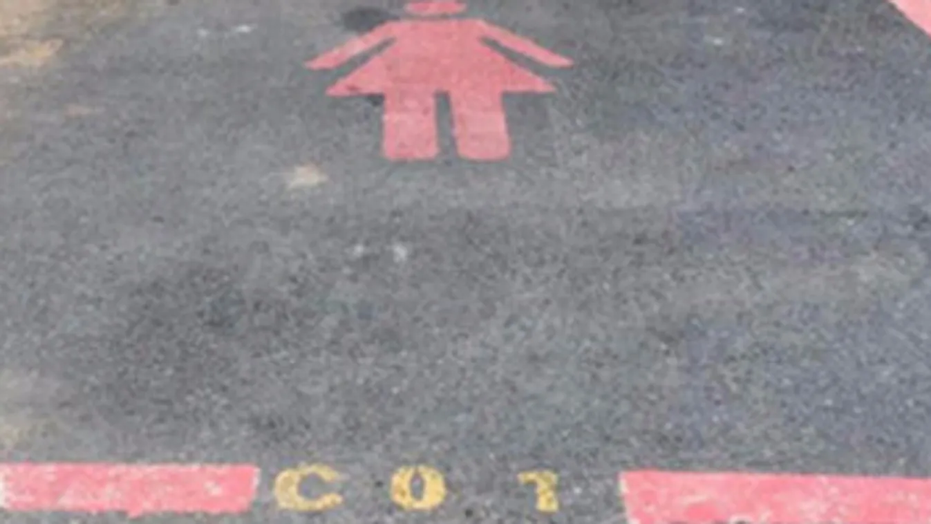 Poén vagy szexizmus a női parkoló?