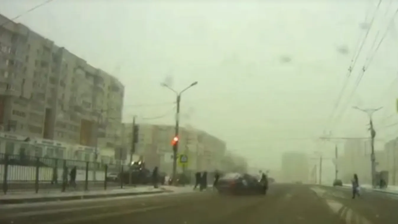 Túlélték a túlélhetetlent: padlógázzal hajtott a gyalogosok közé a taxis – videó