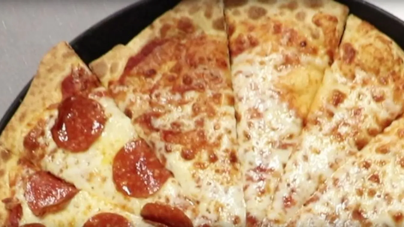 A megmaradt szeletek újrahasznosításával vádolnak egy neves pizzériát