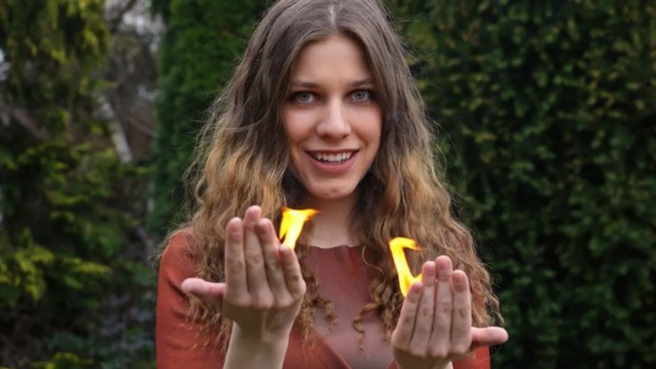 Bűvészként is humorizál Anna