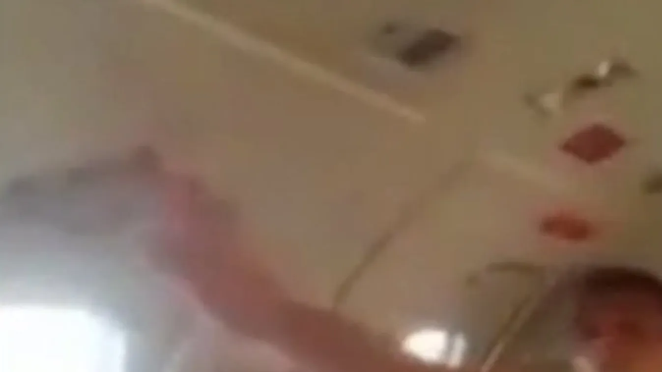 Felszállásnál nyílt ki a repülő ajtaja, nézze meg az utasok reakcióját - videó