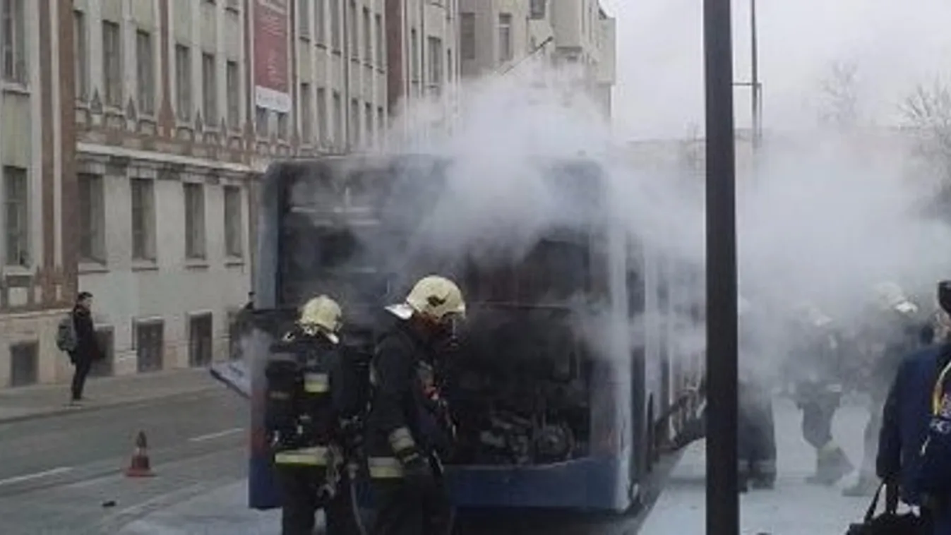 Kigyulladt egy busz a Széll Kálmán téren - fotók