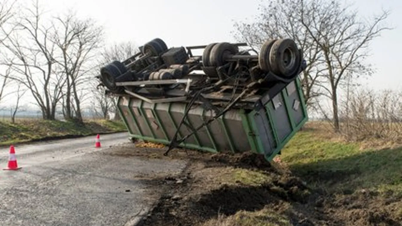 Döbbenetes fotók: hat tonna hús borult az útra a Győr melletti balesetben