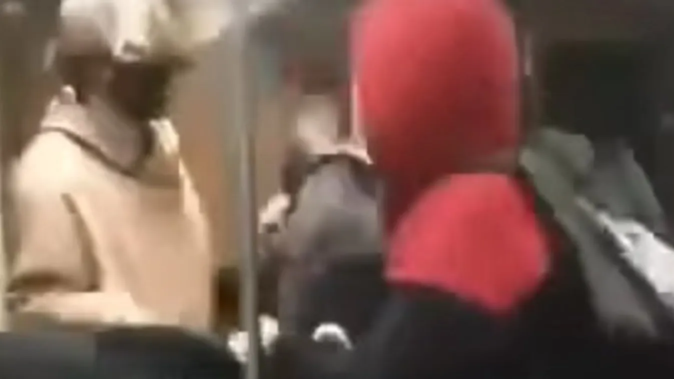 Megrázó felvétel: 3 tizenéves lányt brutálisan megvertek a metróban – 18+