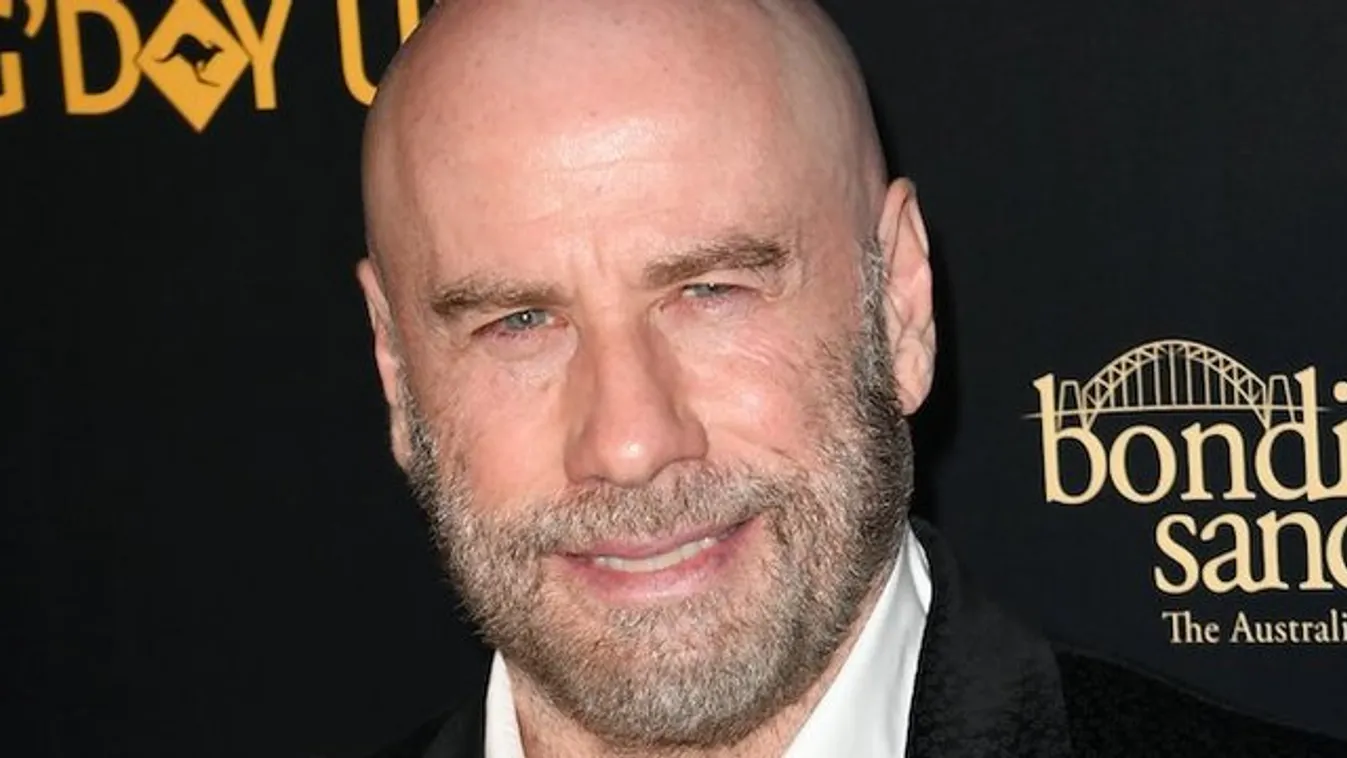 Népszerű zenészt utánoz John Travolta a kopaszságával, nézd meg kit!