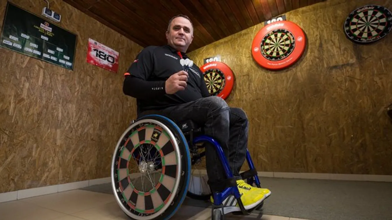 Russ Bray dedikálta a paradartsos székét