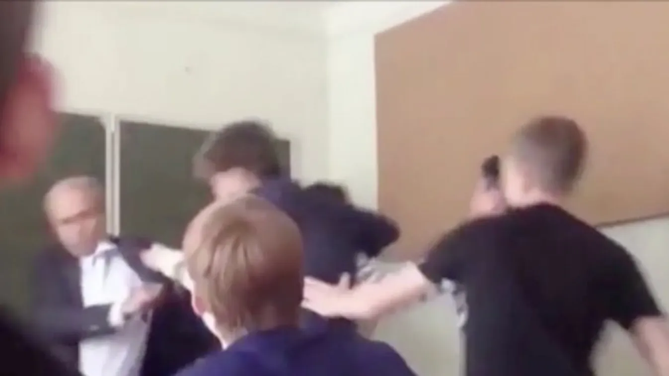 Komoly veréstől védték meg a tanárt diákjai