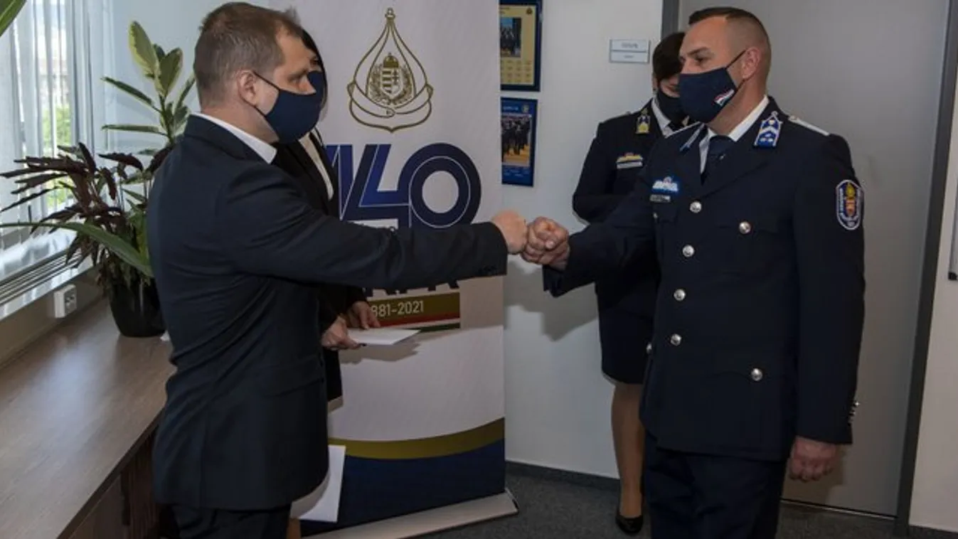 Karjukban cipelve mentették a lakókat a budapesti rendőrök egy égő házból - videó
