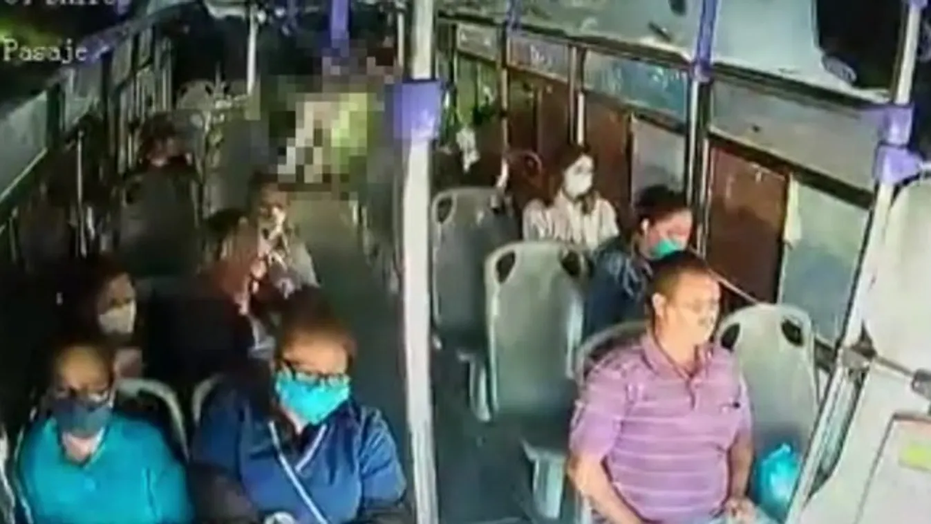 Harmincszor vágta bele a kést a volt barátnőjébe a buszon, mégse segített senki a nőnek - videó