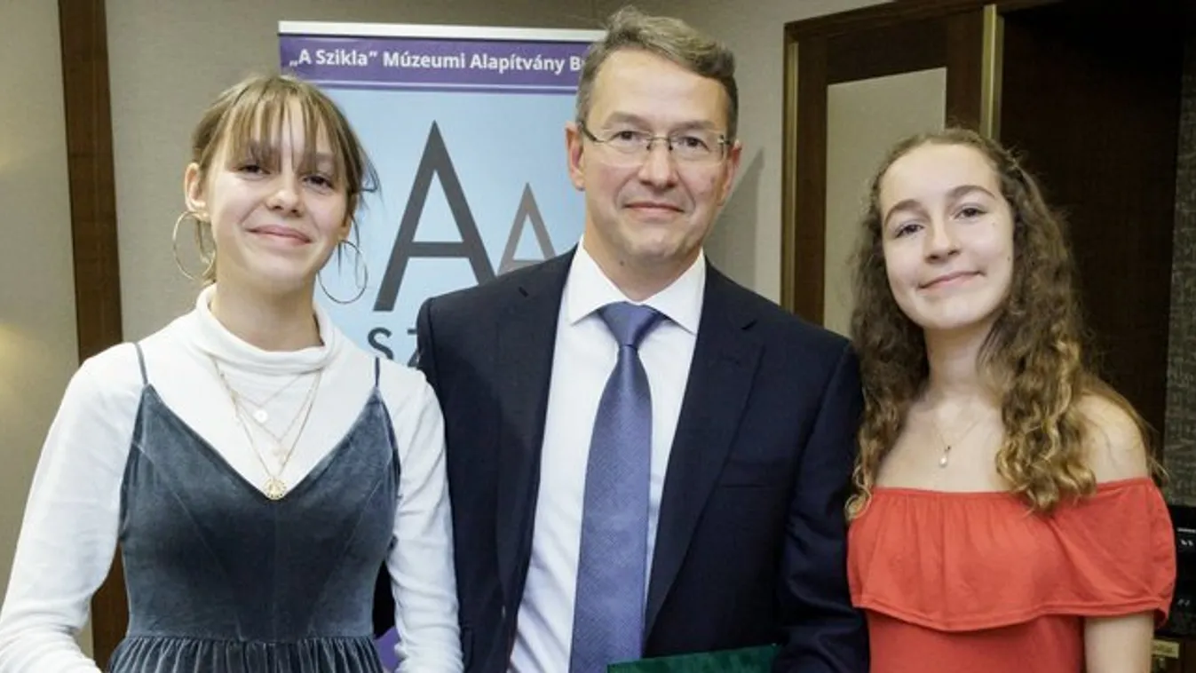 Két lányával jött haza Horthy dédunokája