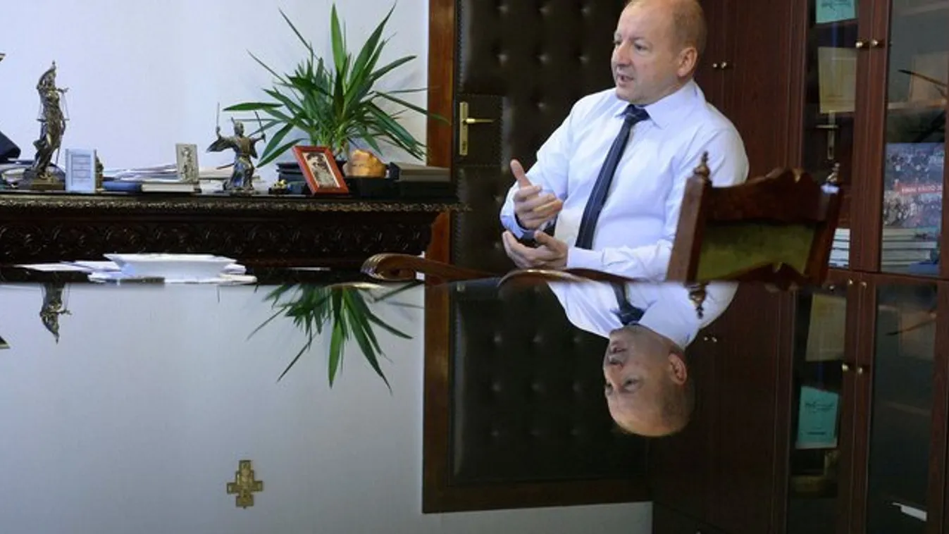 Végre kiderült, mennyit költenek irodára képviselőink