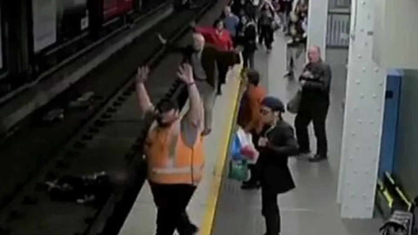 Elvesztette eszméletét, egyenesen a metró elé zuhant – videó
