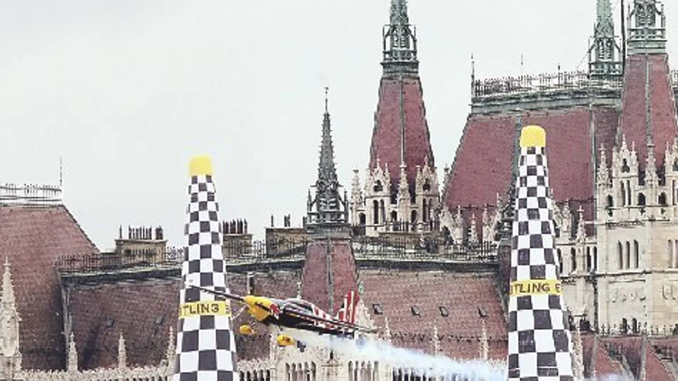 700 forintos lángossal ünnepel a Red Bull Air Race - videók