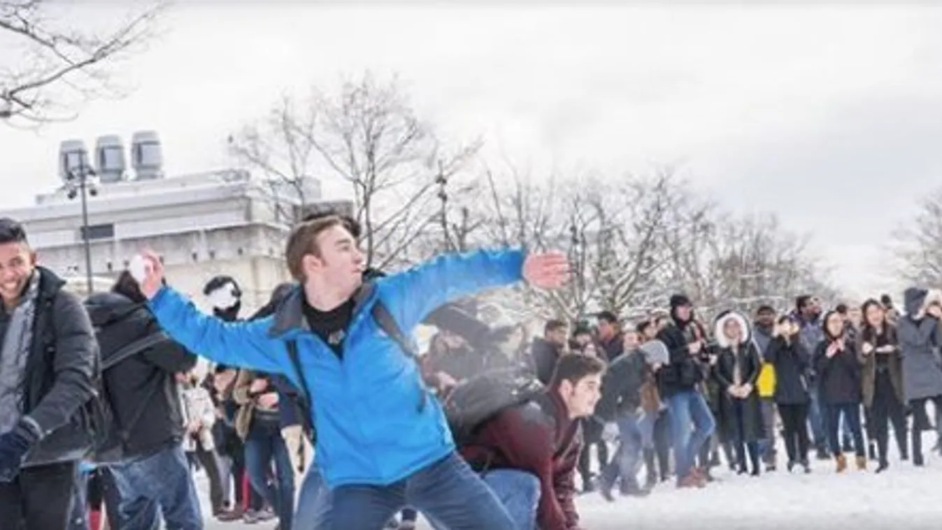 Te jó ég! Látott már ekkora hógolyó csatát? videó