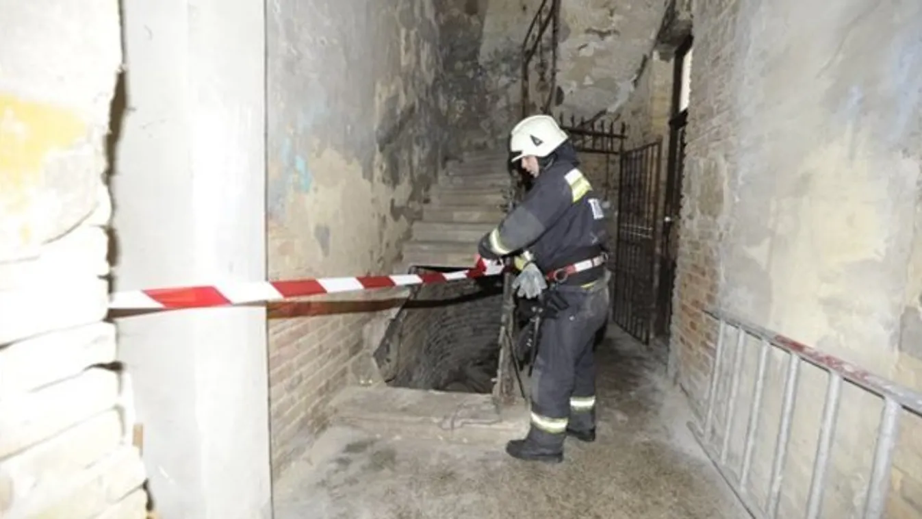 Leszakadt egy fővárosi társasház lépcsője egy férfi alatt