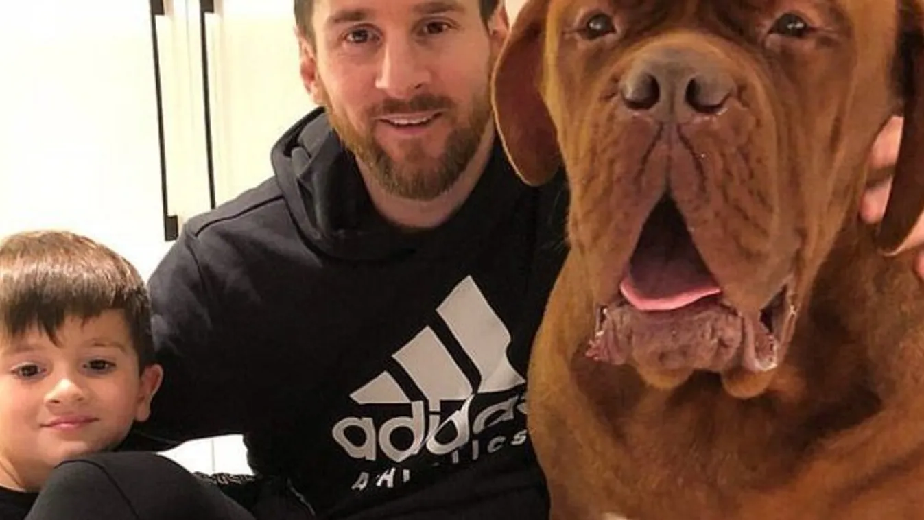 Kutyájával cukiskodik Lionel Messi