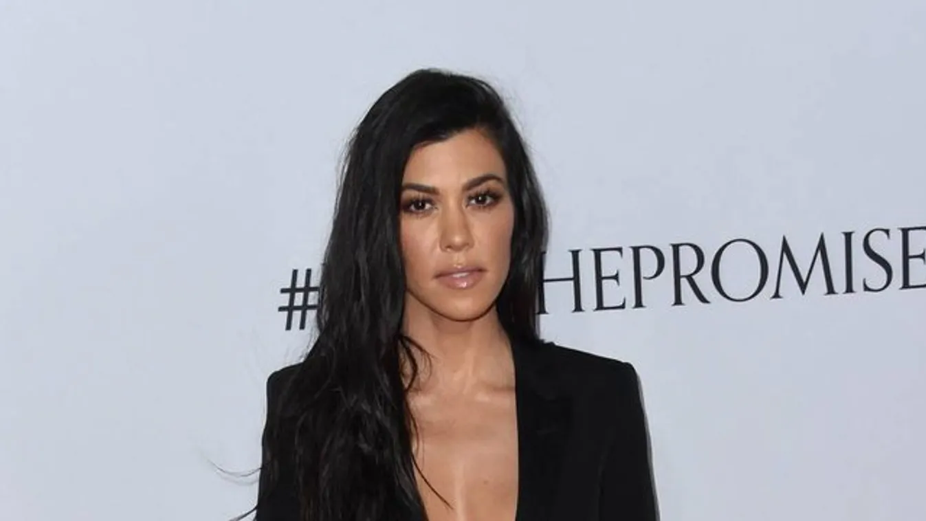 Irtó ciki fotót osztott meg Kourtney Kardashian – egyenesen 2000-ből!