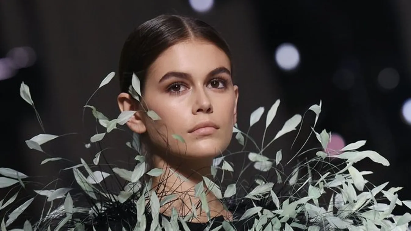 Cindy Crawford lánya karácsonyfának öltözött - bizarr fotók