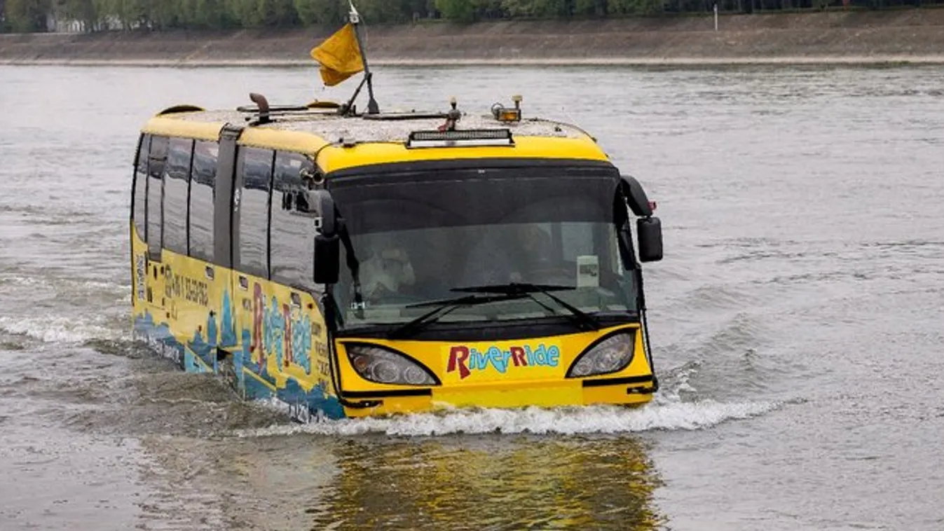 Begurultunk egy busszal a Dunába