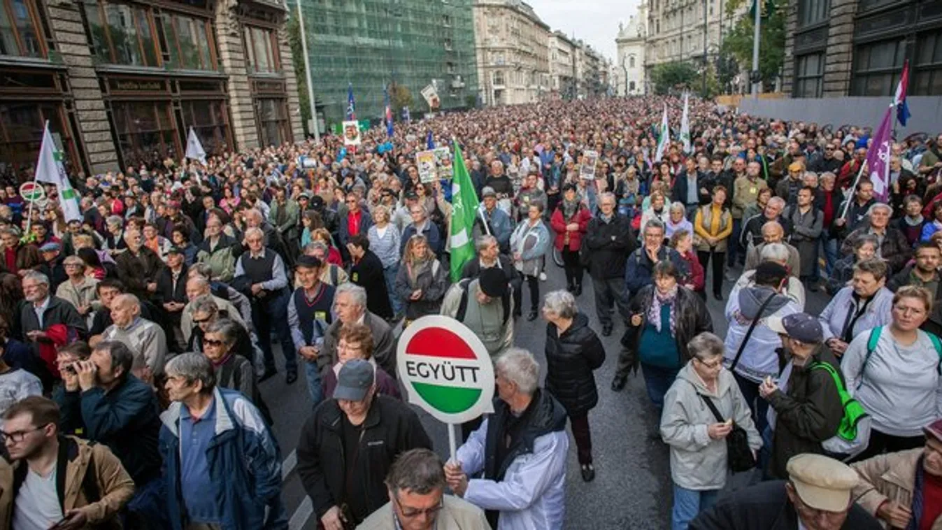 „Lopják a szabadságunk! – Repüljenek!” Több ezren a tüntetésen