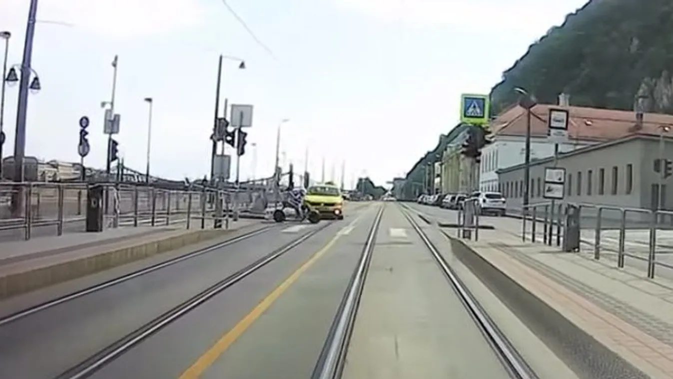 Elektromos rollerest gázolt el egy taxis az Erzsébet hídnál – videó 18+
