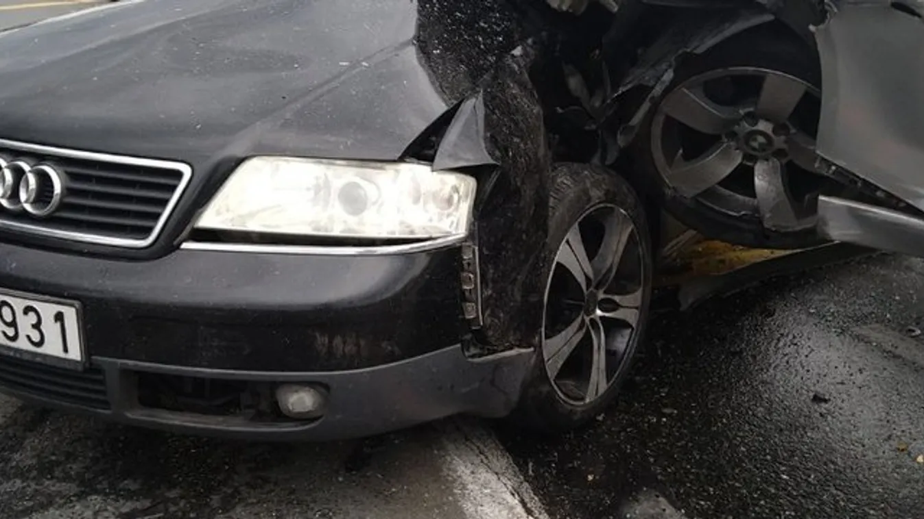 Brutális tömegkarambol a 4-esen: motorháztetőn landolt a kocsi, sérült is van - Fotók
