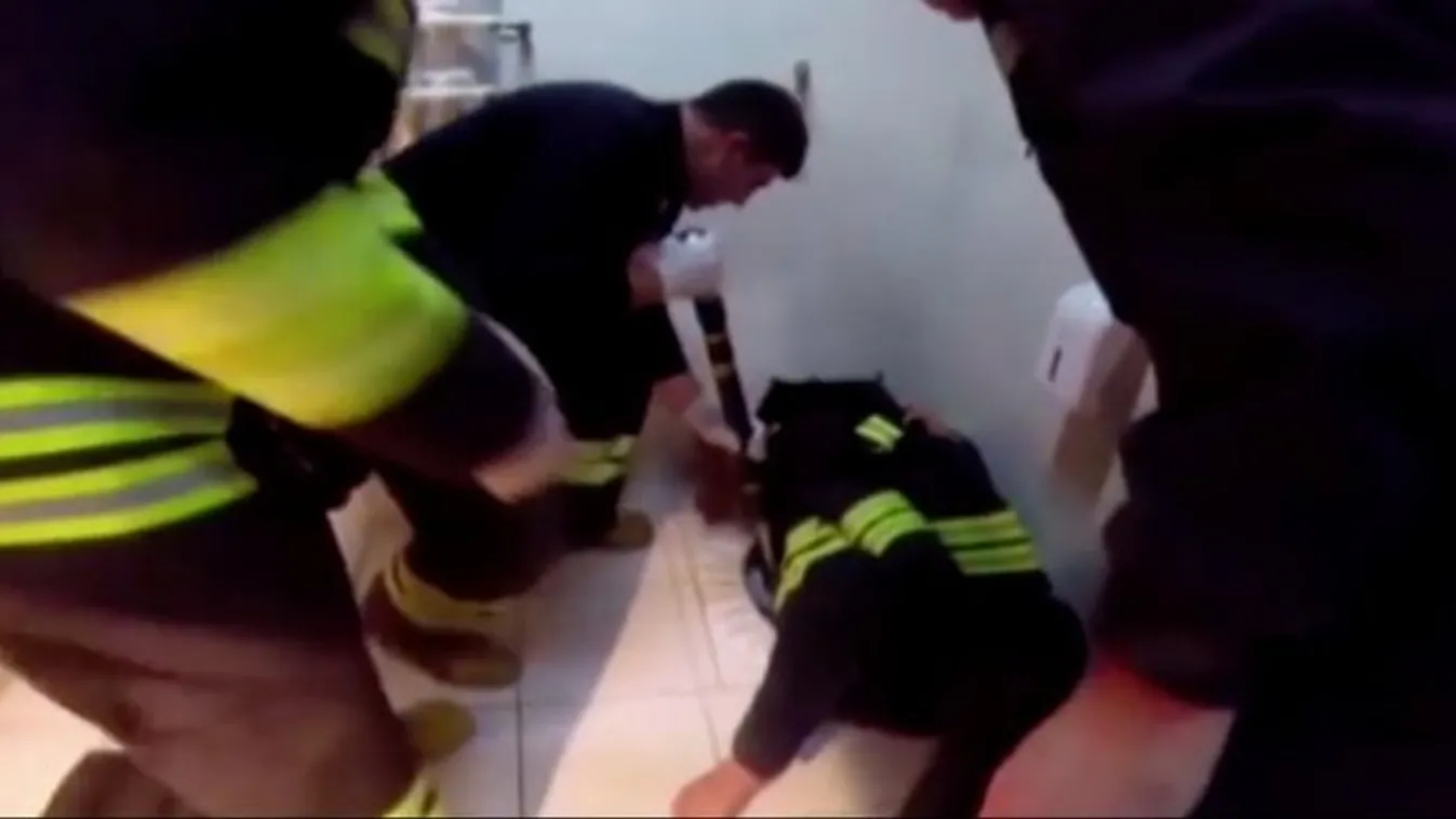 Vécébe szorult, mert a telefonját mentette - videó