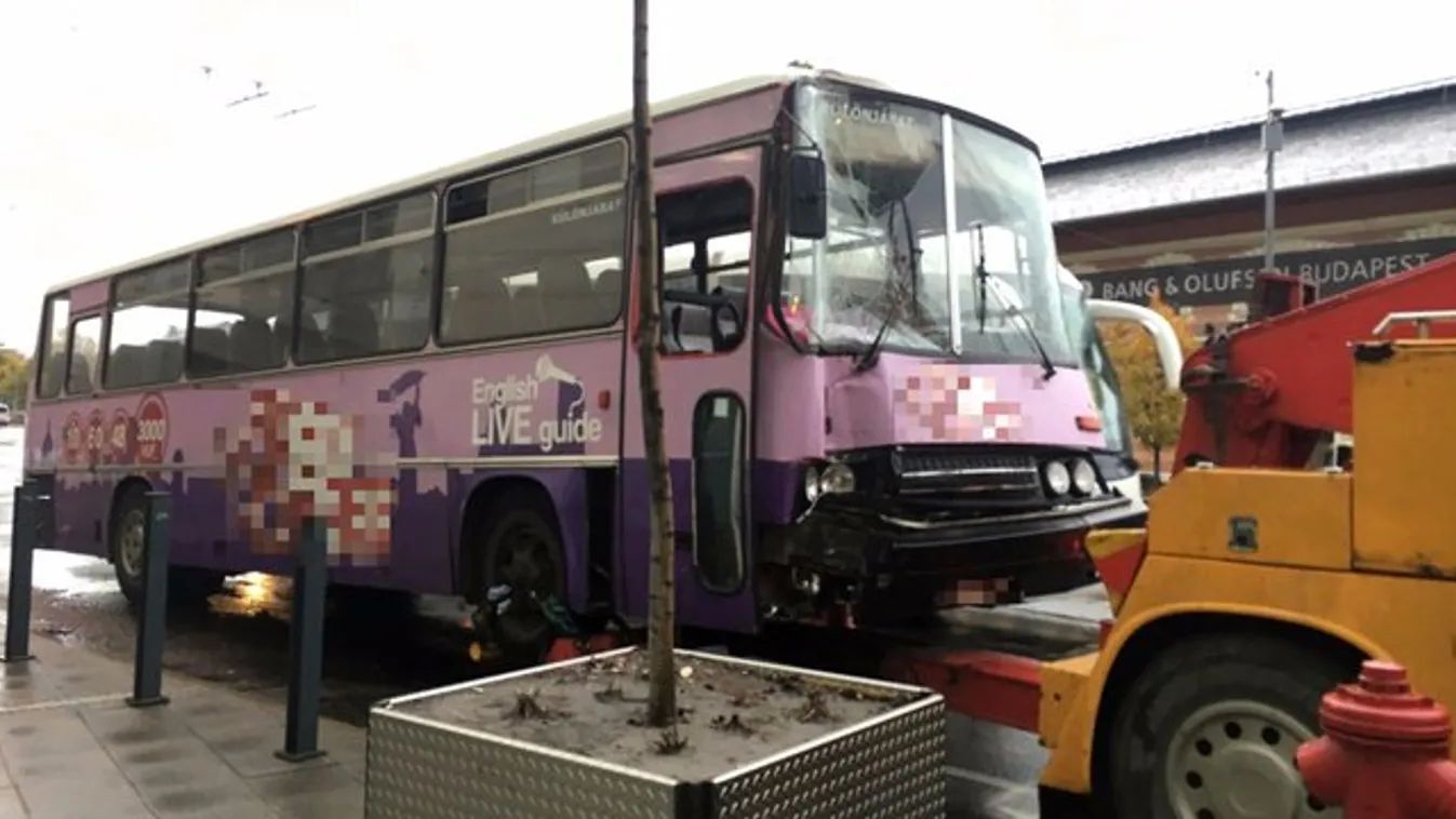 Oszlopnak hajtott a városnéző busz - úgy kellett kivágni a sofőrt