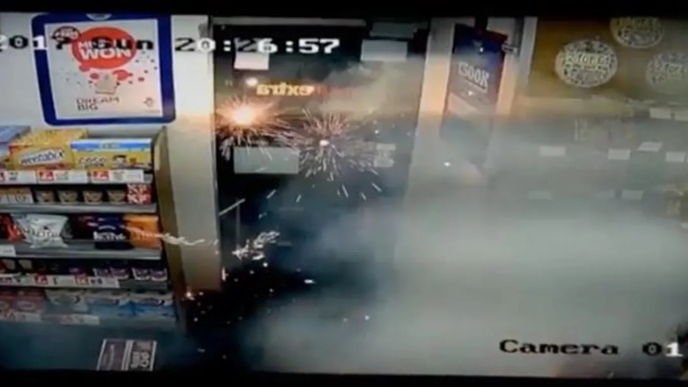 Egy láda tűzijátékot dobtak a bolt dolgozóira – videó