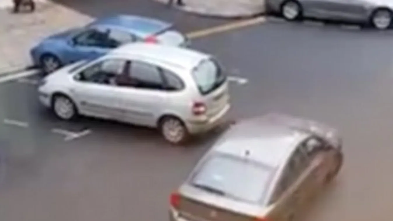 3 percig próbált beparkolni, de végül feladta a nő

