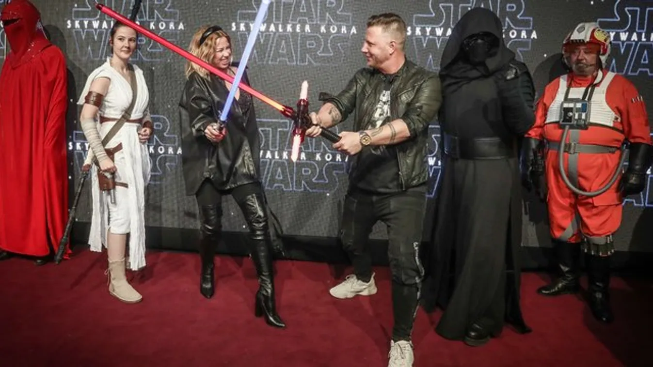 Lézerkarddal estek egymásnak a sztárok az új Star Wars premierje előtt