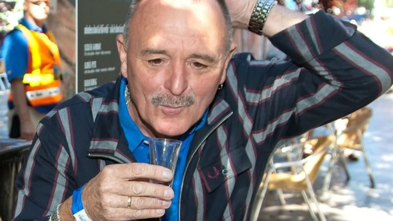 Nagy Feró: Óránként iszom egy stampóval