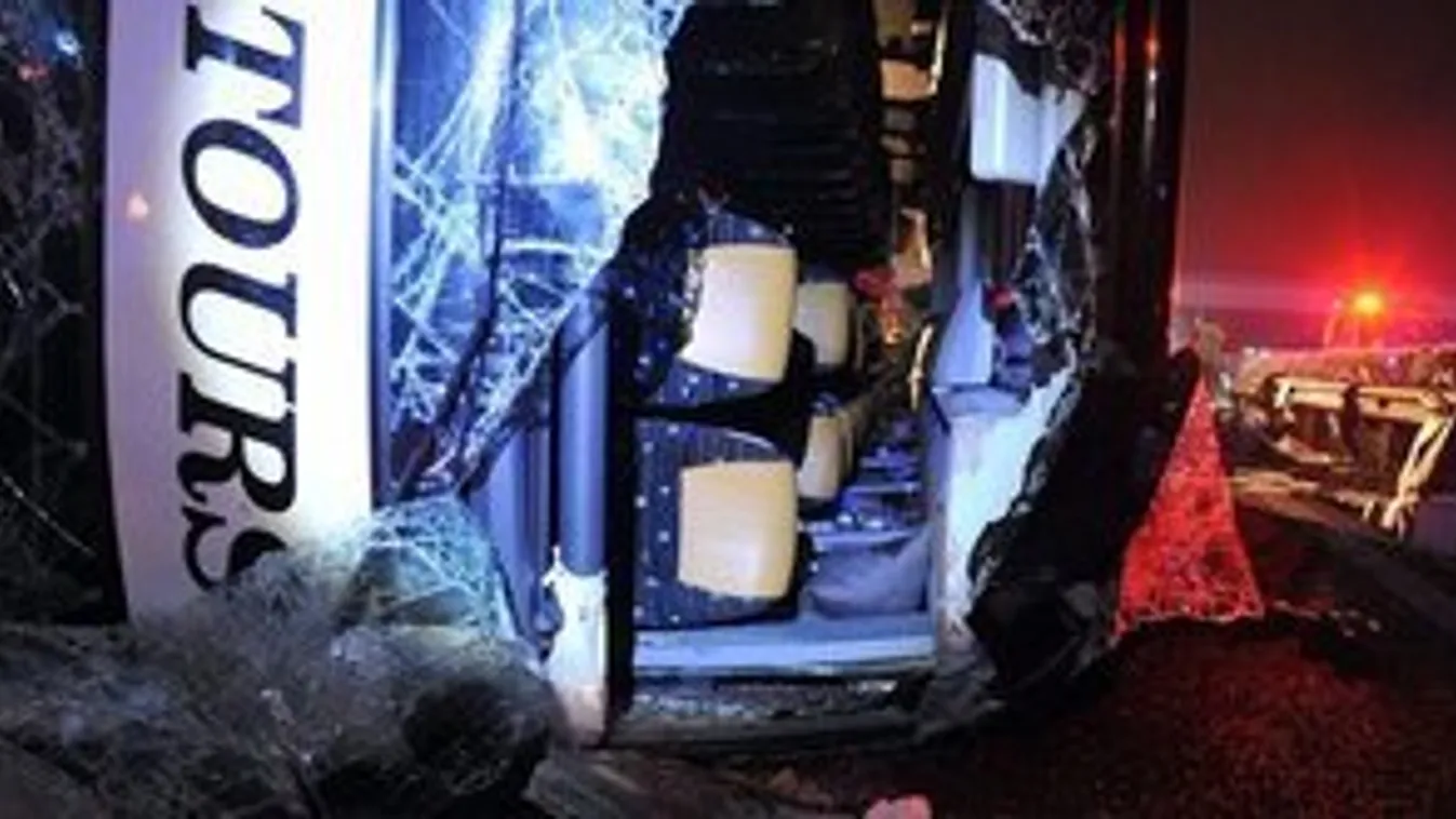 Buszbaleset az M3-ason: újabb halottja van a tragédiának