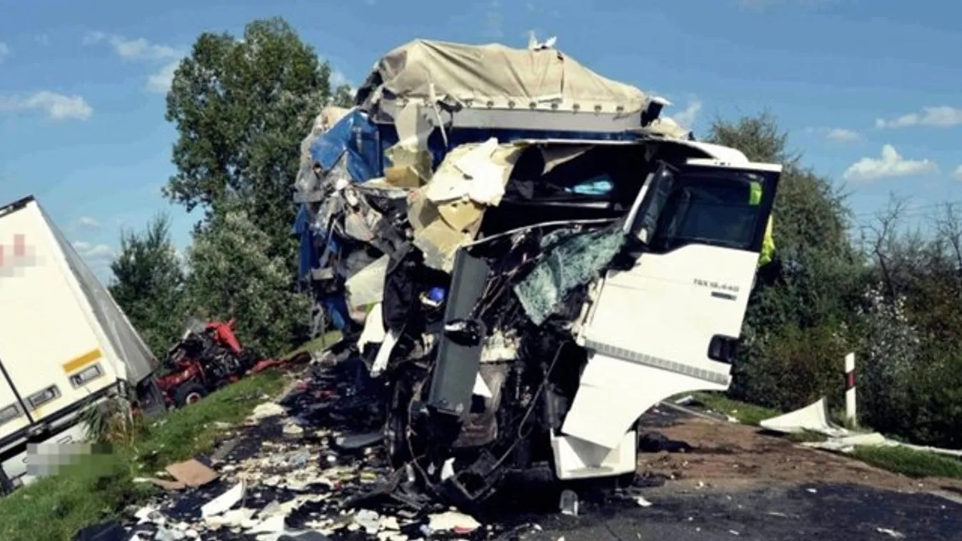 Videón, ahogy két kamion frontálisan ütközik Kecskemétnél