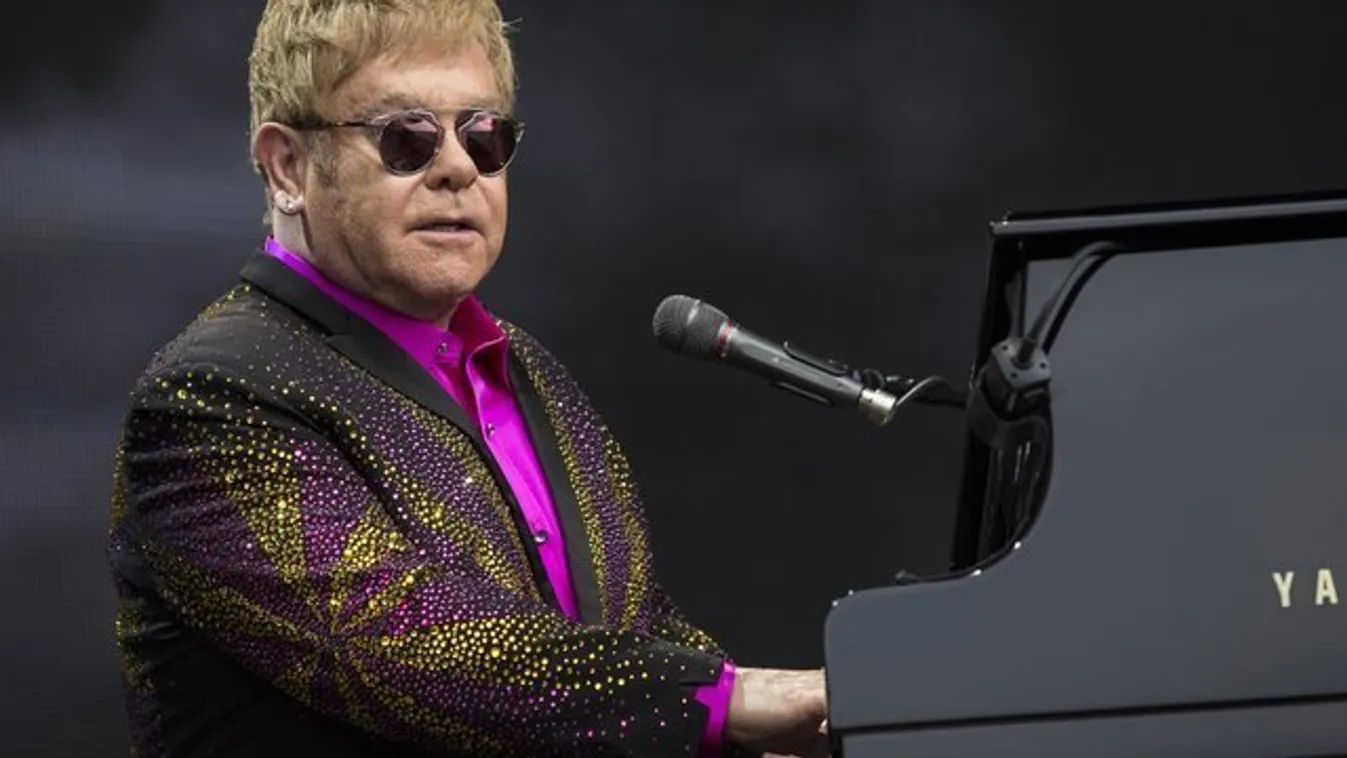 Arcon dobták Elton Johnt – videó