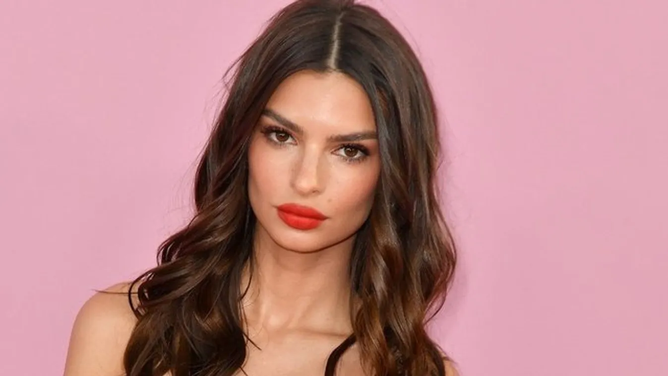 Emily Ratajkowski új szintre emelte a reklámot – A terméket nem is látod, csak a melleket
