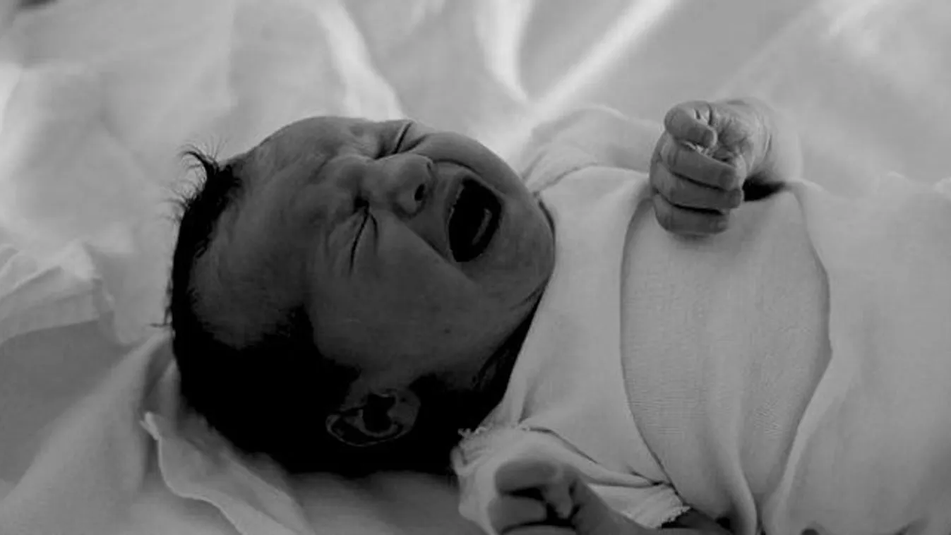 Rejtélyes kettős halál Pozsonyban: halott szülei mellett feküdt a baba