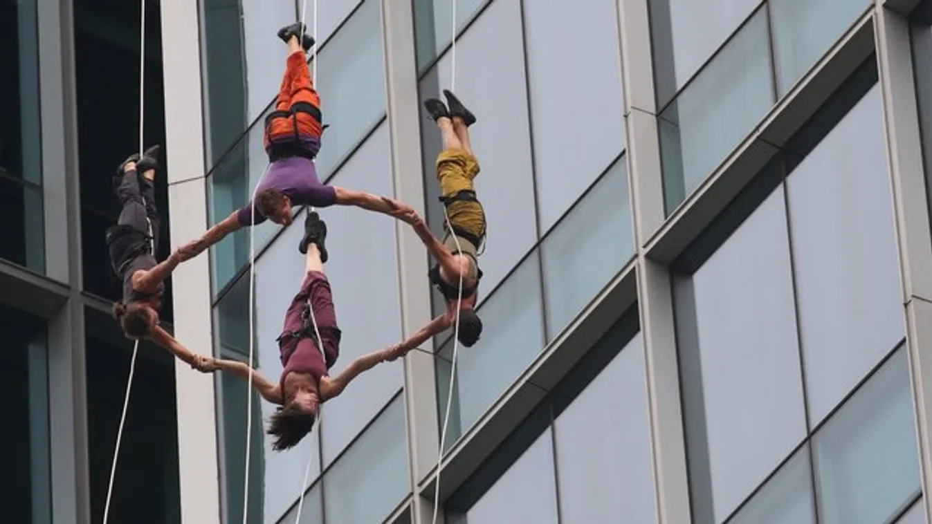 Artista alpinisták veszik birtokba a Kálvin téri irodaházat - videó