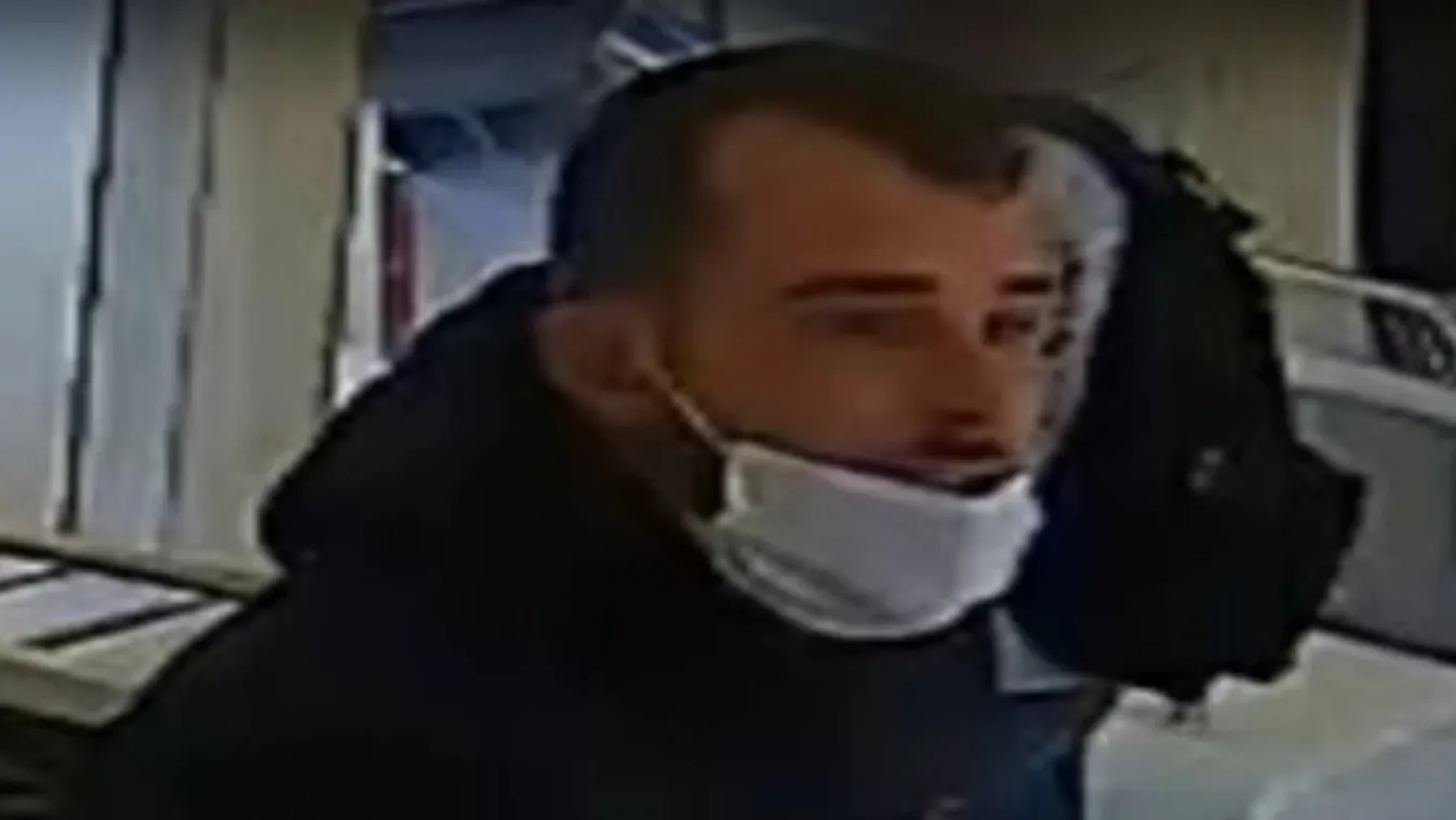 Lefejelte és rugdosta utastársait a villamoson – videó