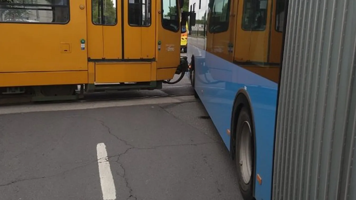Villamosbaleset történt a Határ útnál: gyerekek és idősek is ültek rajta - fotó