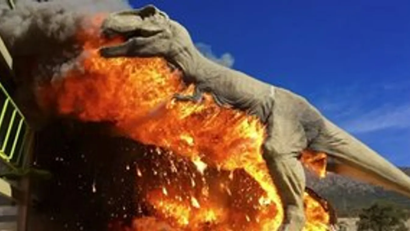 Így lángolt az életnagyságú T-Rex szobor