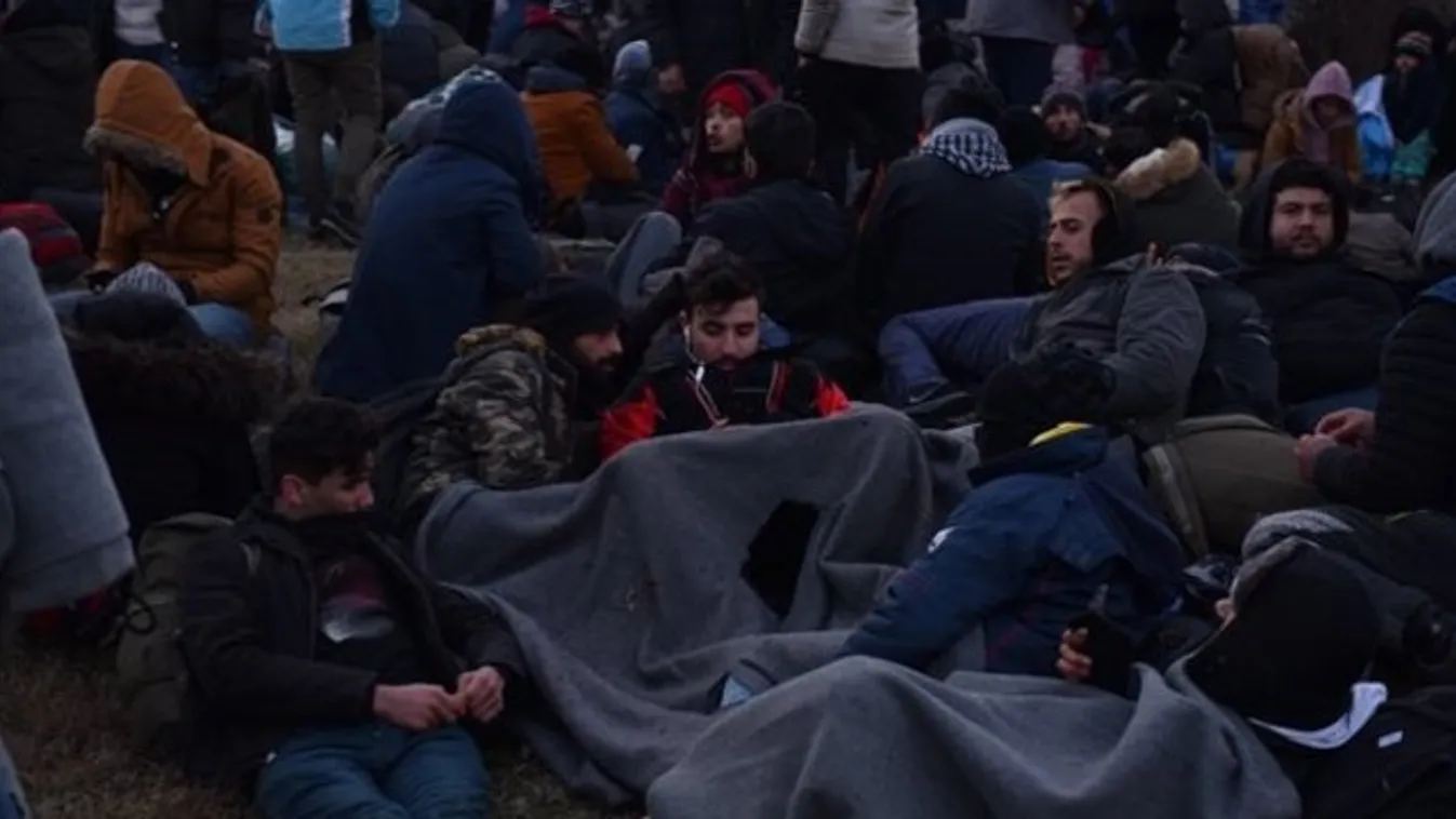 Fetrengve próbálnak a rendőrökre hatni a migránsok a magyar határon
